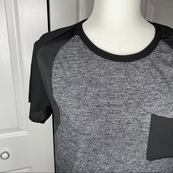 🔥SOLD🔥 Lou & Grey Sheer Sleeve T-Shirt Gray Black XS - Picture 3 of 16